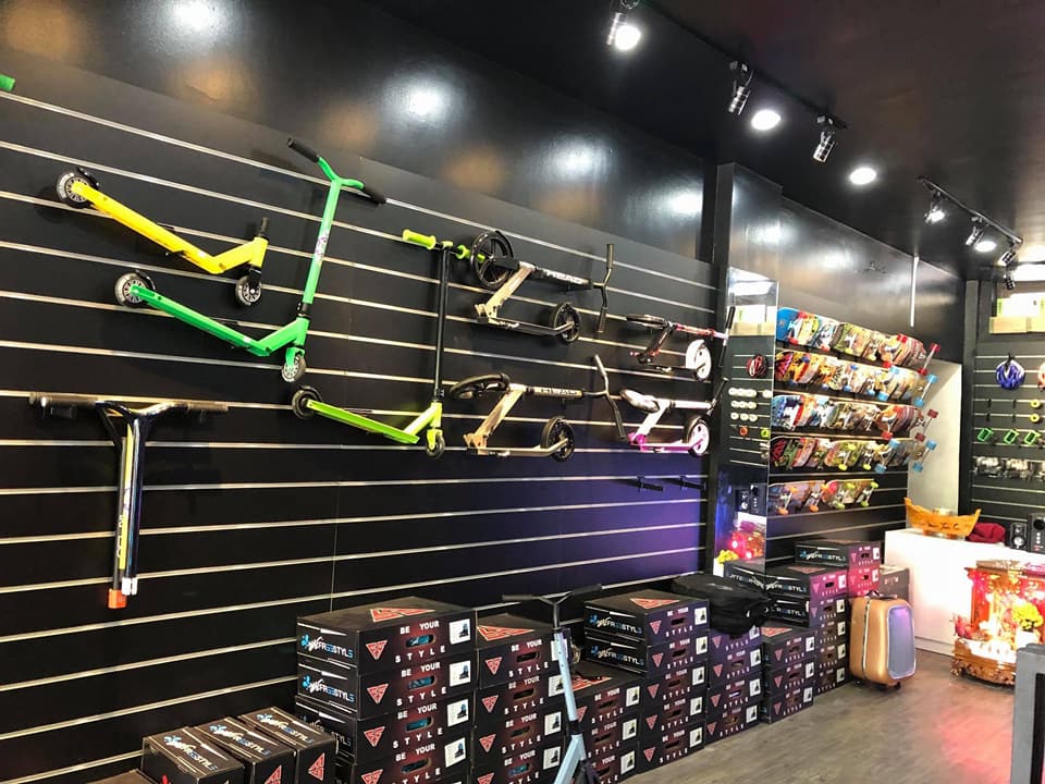 Kệ trưng bày phụ kiện xe đạp – Giải pháp Slatwall linh hoạt cho shop