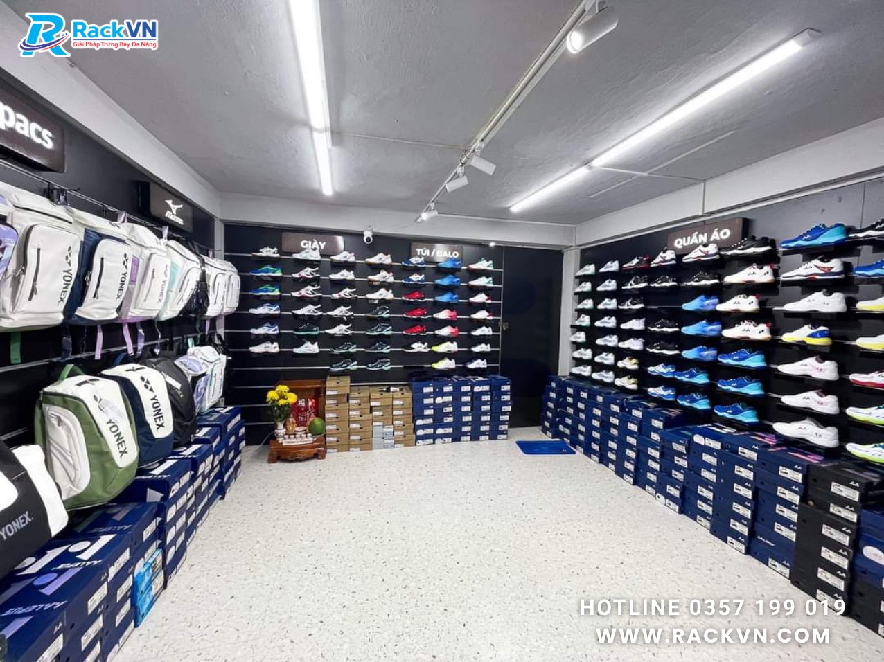 Kệ trưng bày cửa hàng thể thao - Giải pháp Slatwall linh hoạt cho nhiều nhóm sản phẩm