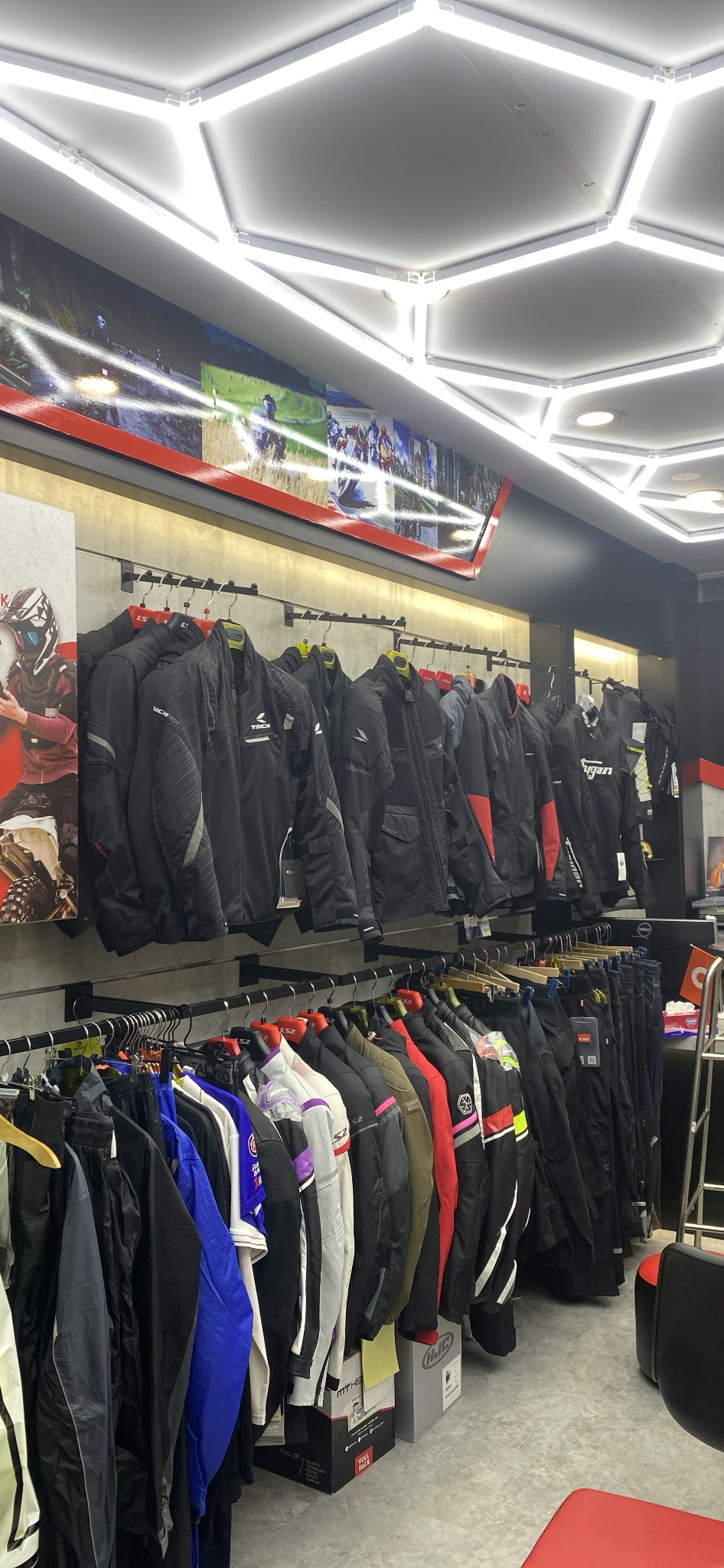 Thi Công Shop Đồ Phượt Bằng Kệ Slatwall Và Móc Treo Cài Rãnh: Cách Bố Trí Gọn, Dễ Bán Và Dễ Thay Đổi