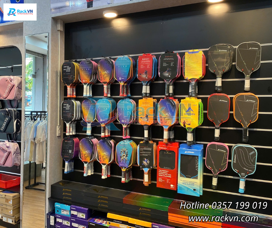 Kệ rãnh slatwall trưng bày vợt pickleball - PK02