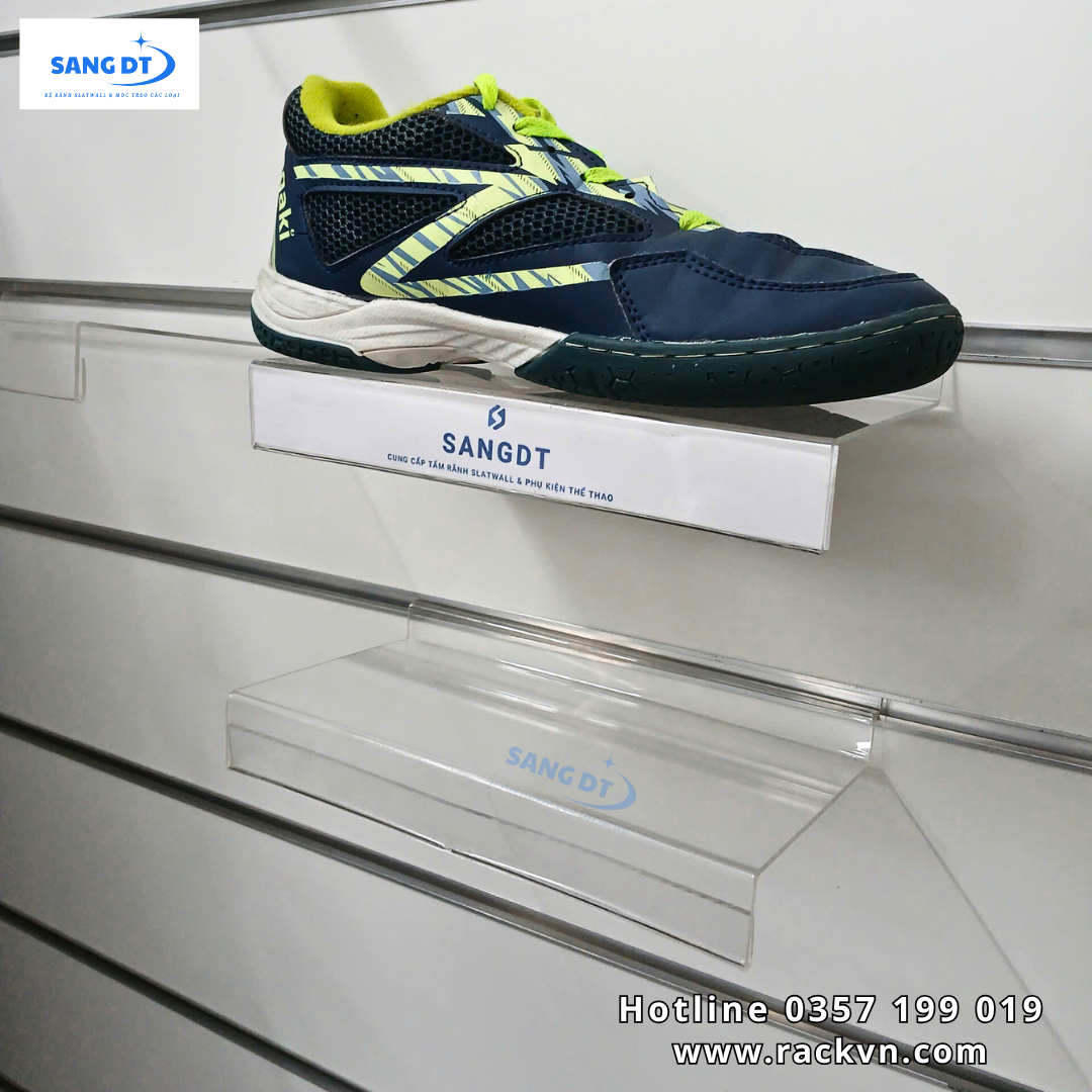 Kệ giày mica trong suốt trưng bày giày thể thao có khe gắn bảng tên/giá cài kệ rãnh slatwall