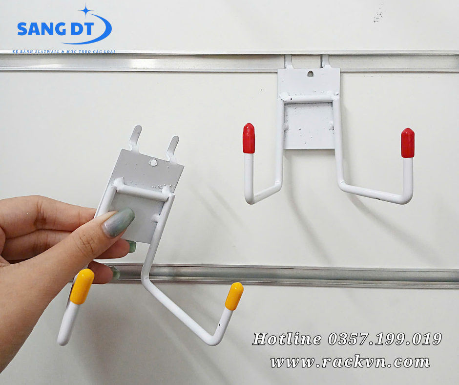 Móc treo vợt Pickleball/ bóng bàn màu trắng cài kệ rãnh slatwall/kệ tôn lỗ