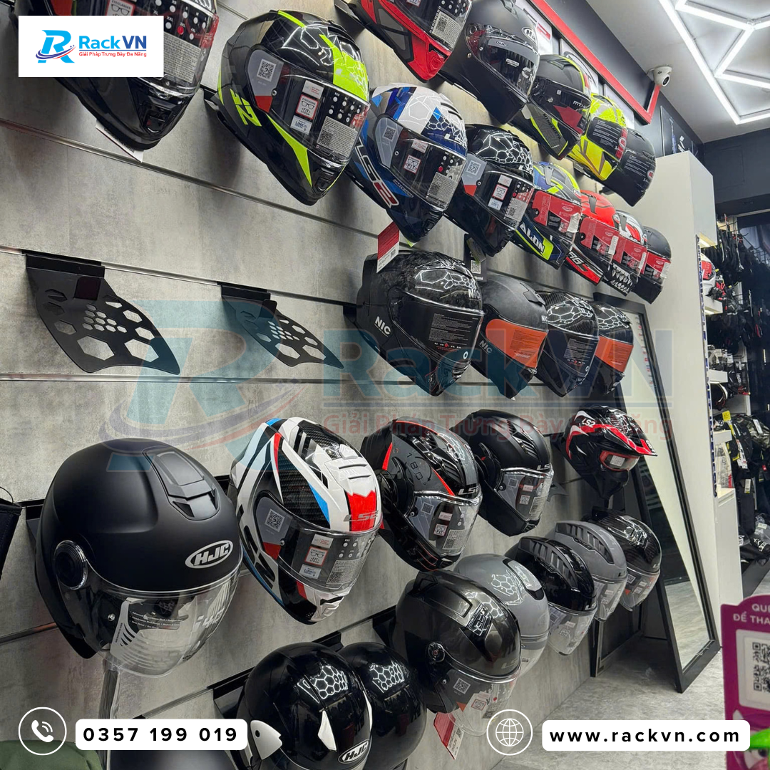 Kệ Slatwall trưng bày nón bảo hiểm fullface