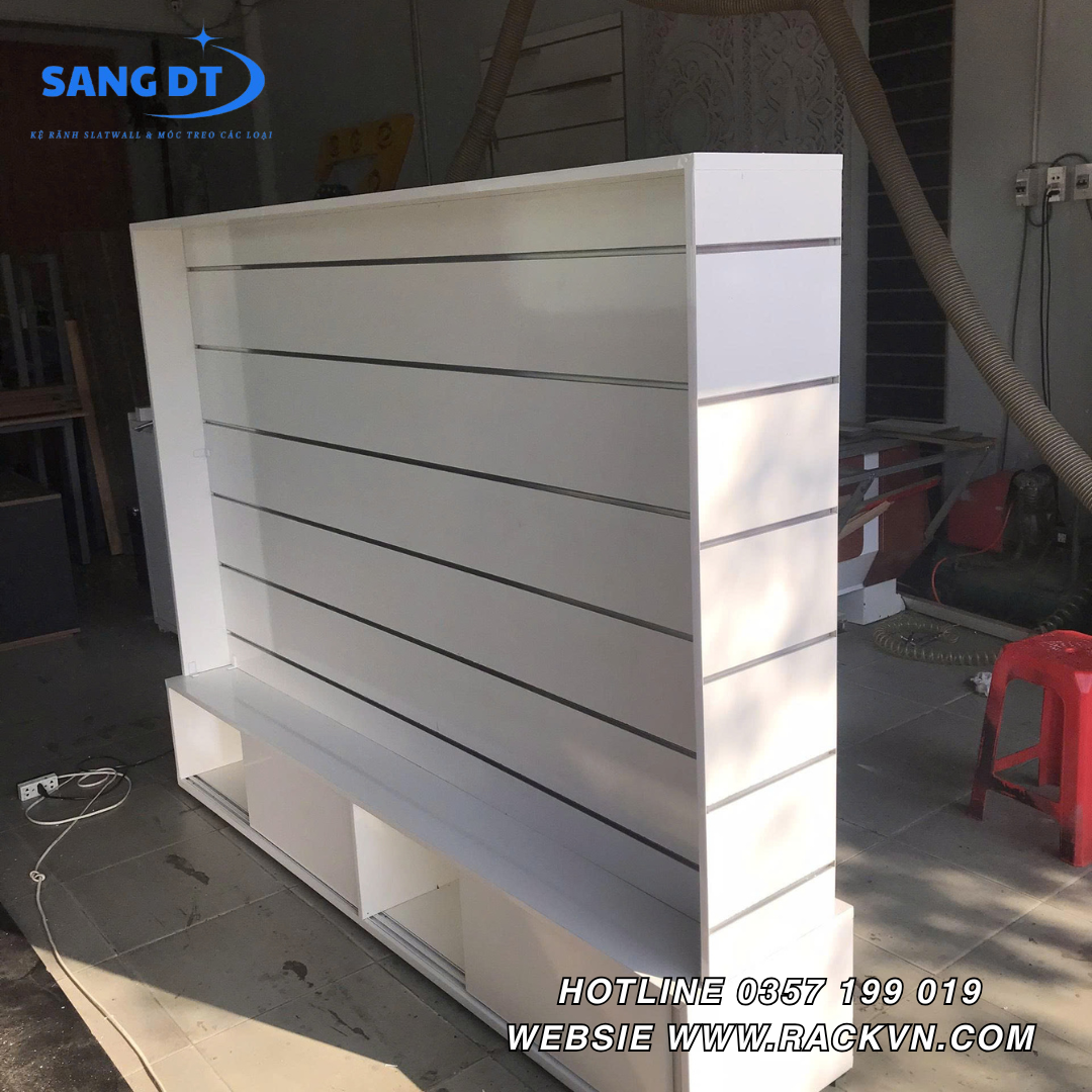 Tủ gỗ slatwall ngang màu trắng 4 mặt trưng bày - MS013