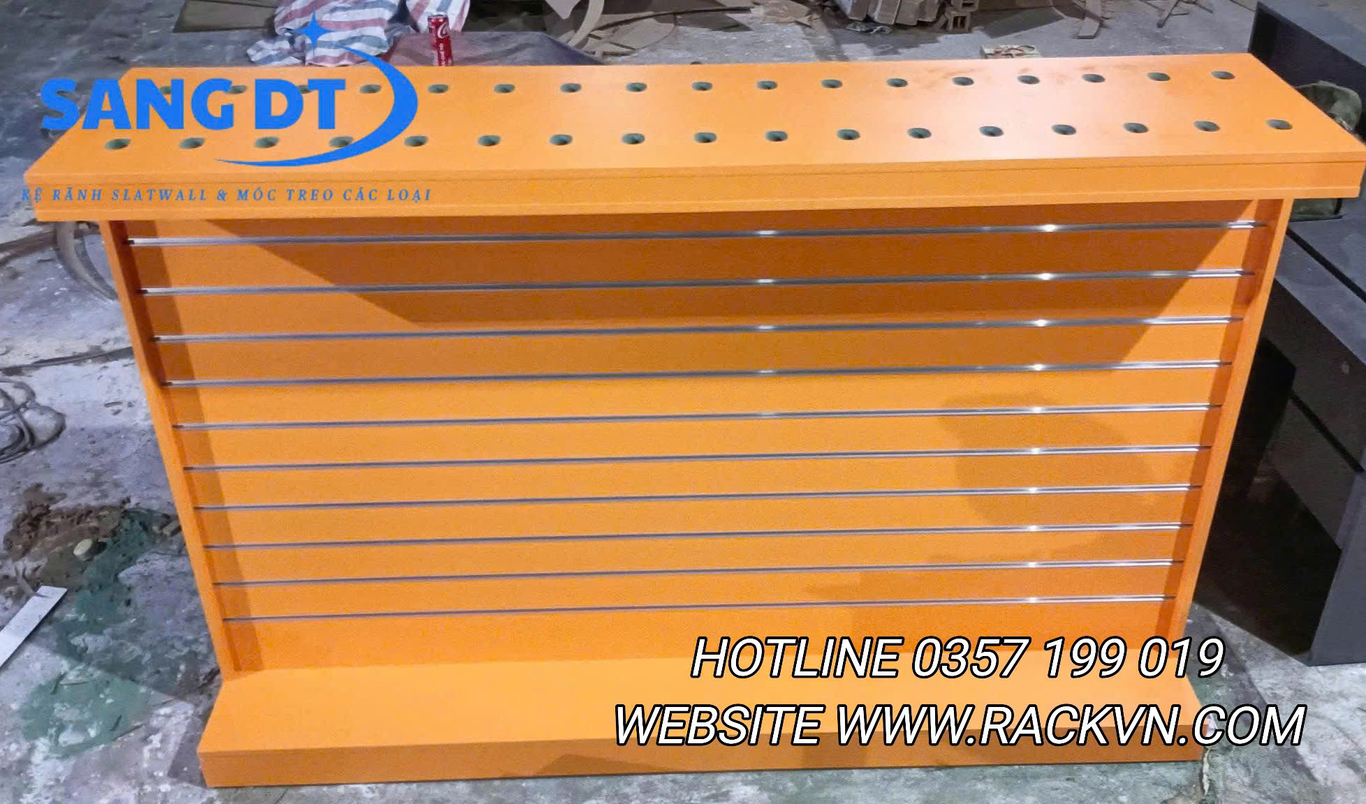 Tủ gỗ slatwall 4 mặt trưng bày có lỗ tròn tầng trên - MS012