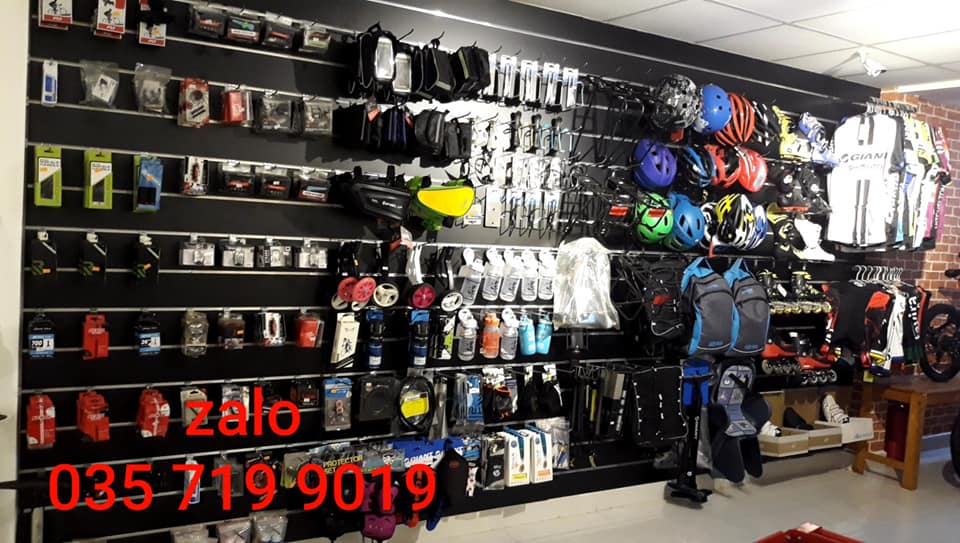 shop phụ kiện xe đạp nên dùng kệ Slatwall
