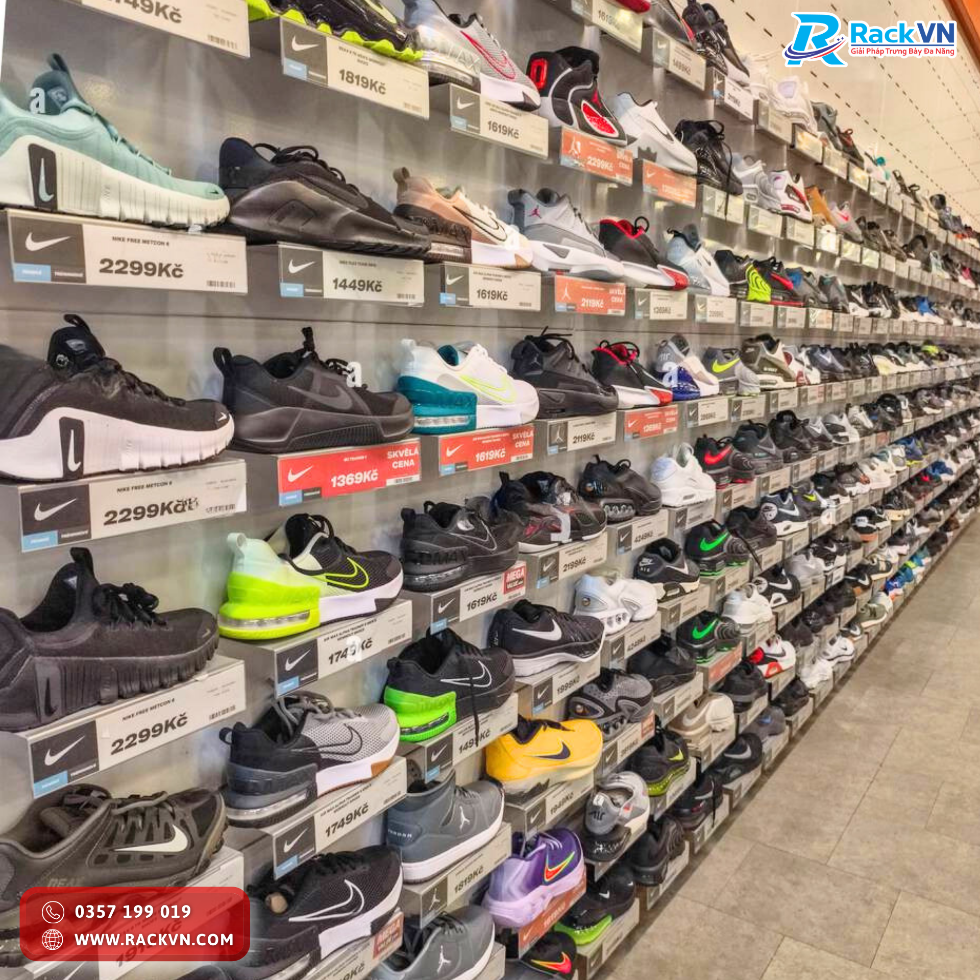 kệ rãnh Slatwall kết hợp kệ trưng bày mica