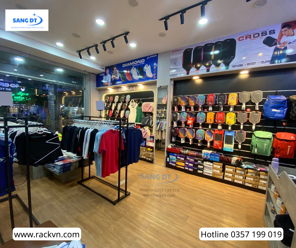 kệ trưng bày slatwall cho shop pickleball