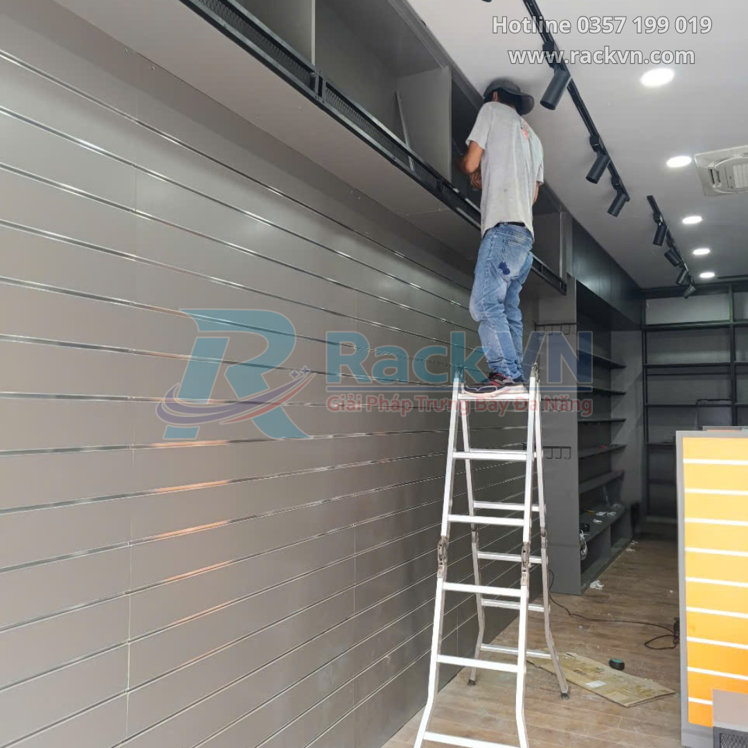 Quá trình thi công lắp đặt - kệ slatwall