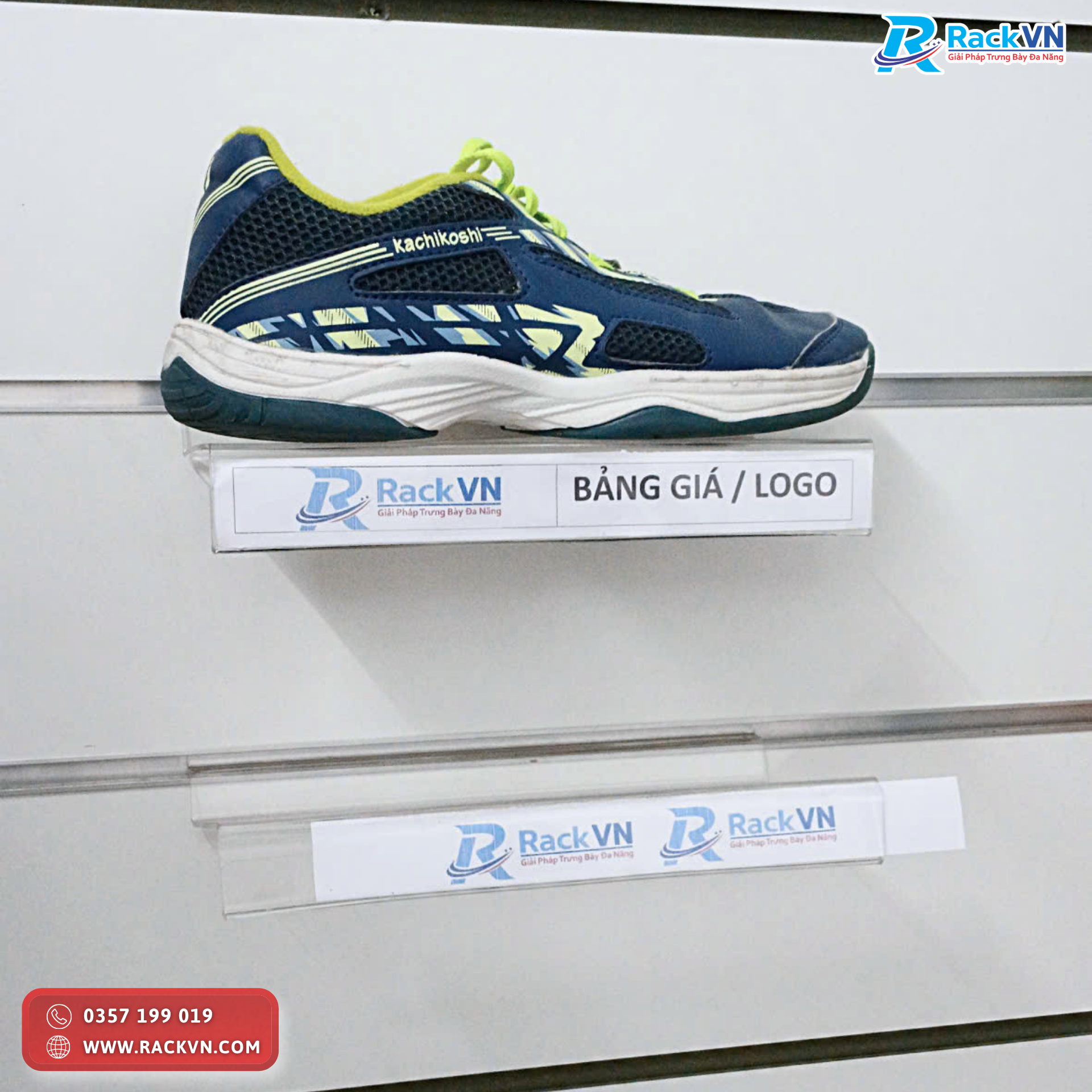 Kệ Mica Trong Suốt Có Khe Cài Logo Và Bảng Giá – Giải Pháp Trưng Bày Hiện Đại