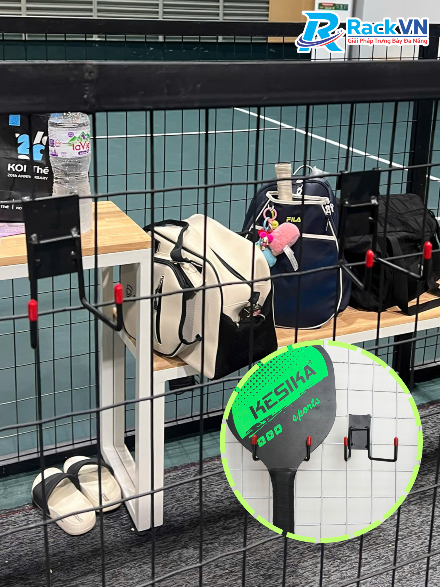 Một chiếc móc – Nhiều công dụng trong sân Pickleball