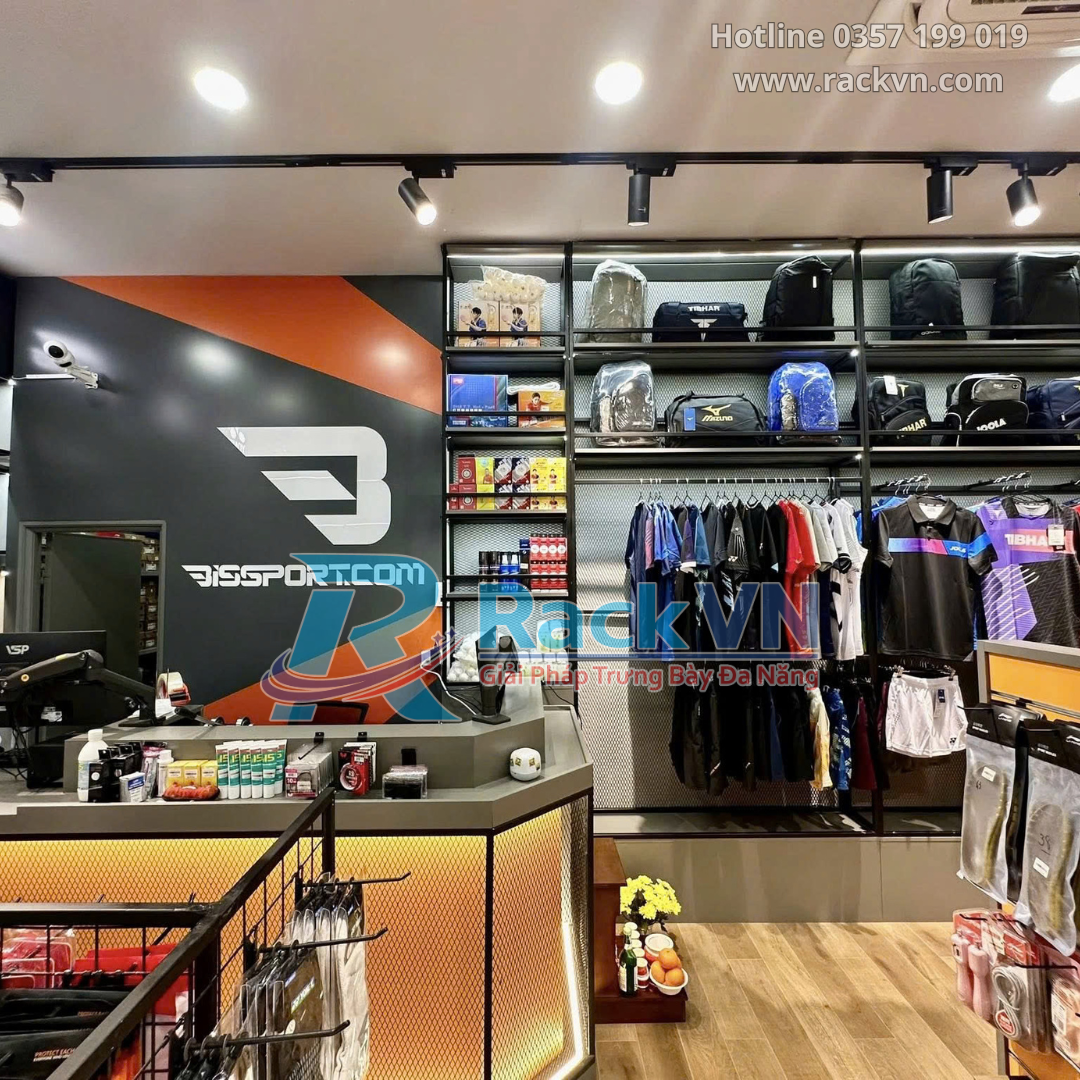 Khu balo – túi – quần áo với kệ trưng bày