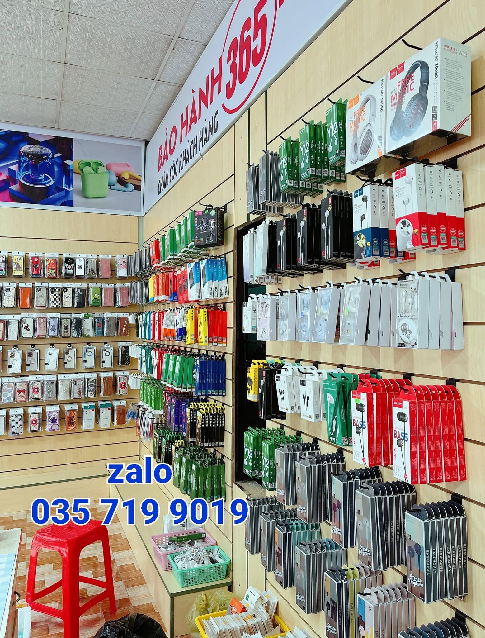 Trưng bày cáp sạc, củ sạc và adapter