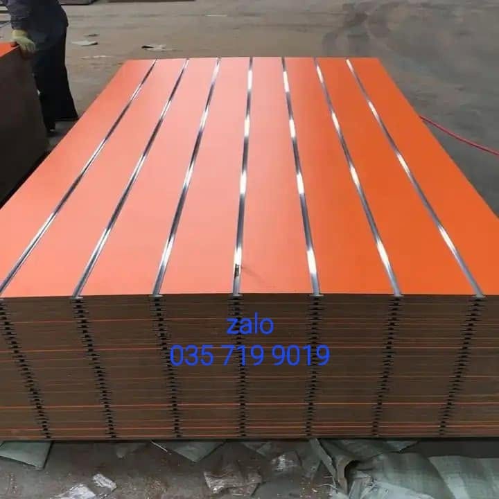 Slatwall nhựa PVC và slatwall gỗ khác nhau ở đâu