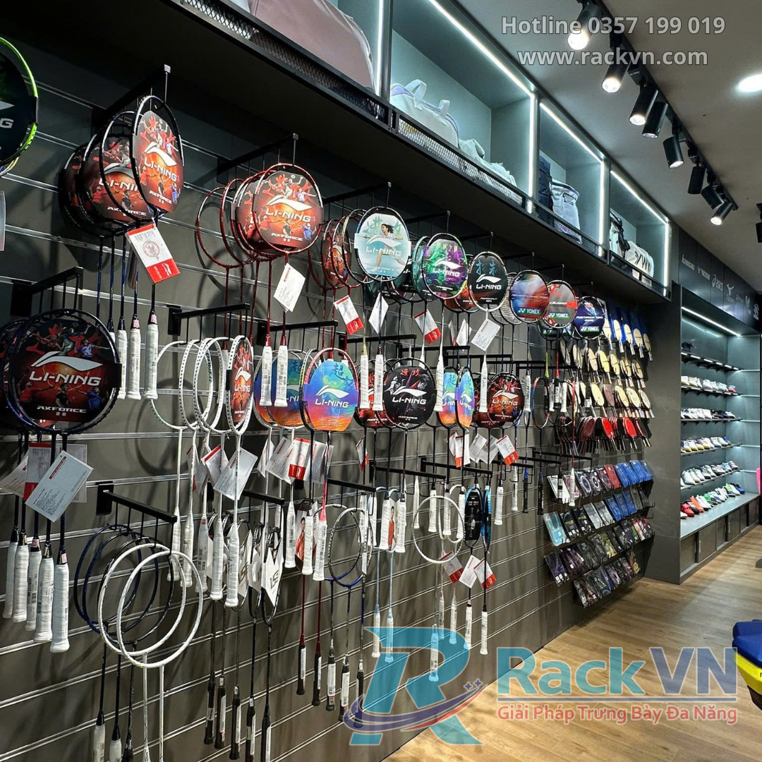 Kệ Slatwall cho shop thể thao trưng bày vợt
