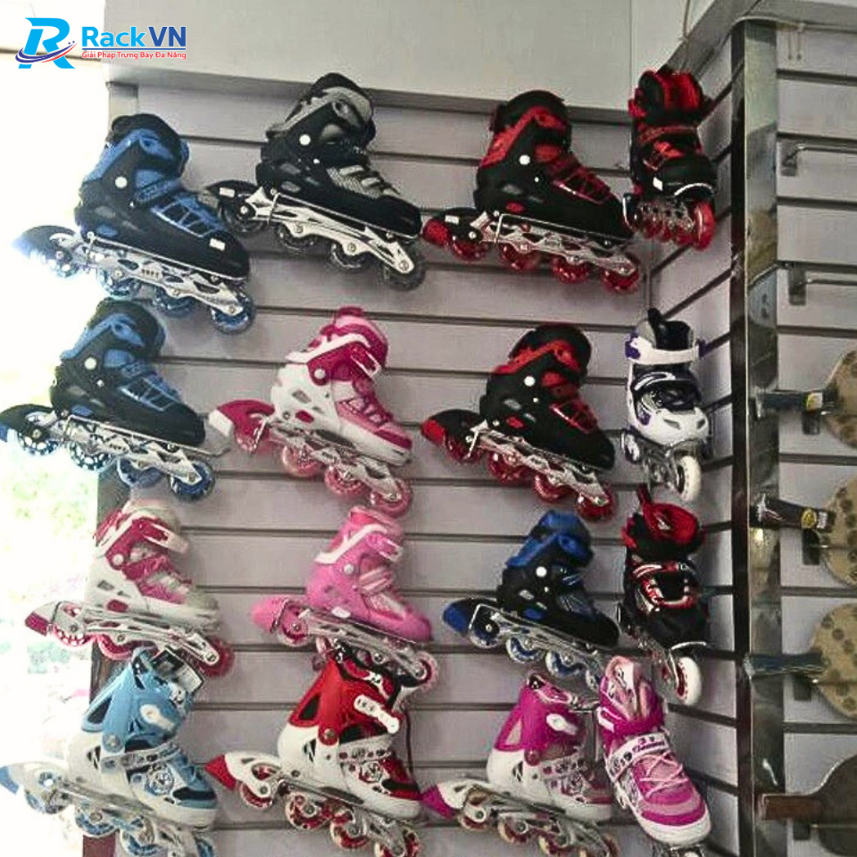 Tận dụng vách Slatwall để trưng bày giày patin