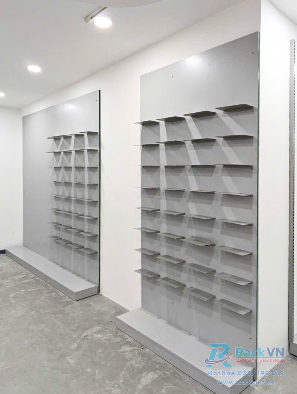 Khu trưng bày giày