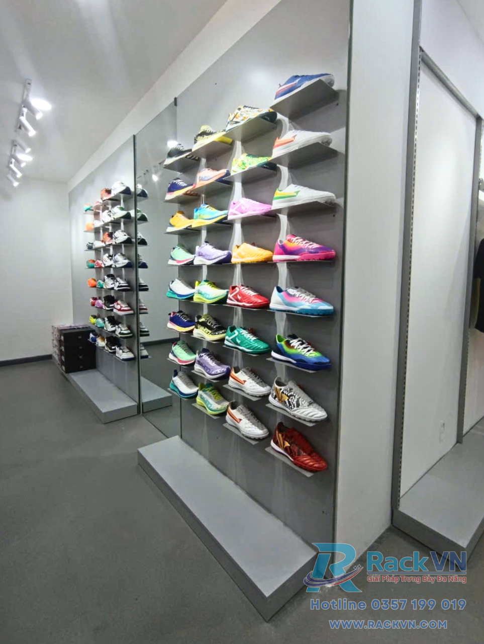 Khu trưng bày giày