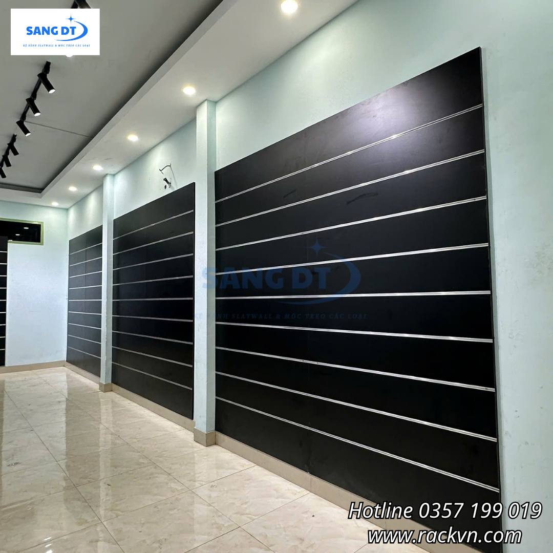 Kệ trưng bày đồ thể thao Slatwall – Tối Ưu Shop, Tăng Trải Nghiệm Mua Sắm 