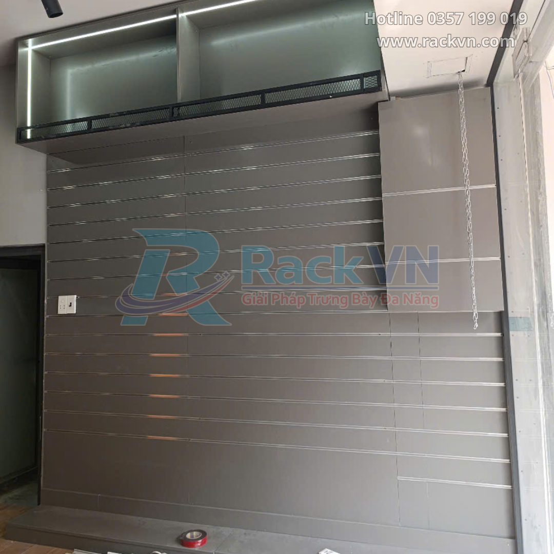 Kệ Slatwall cho shop thể thao