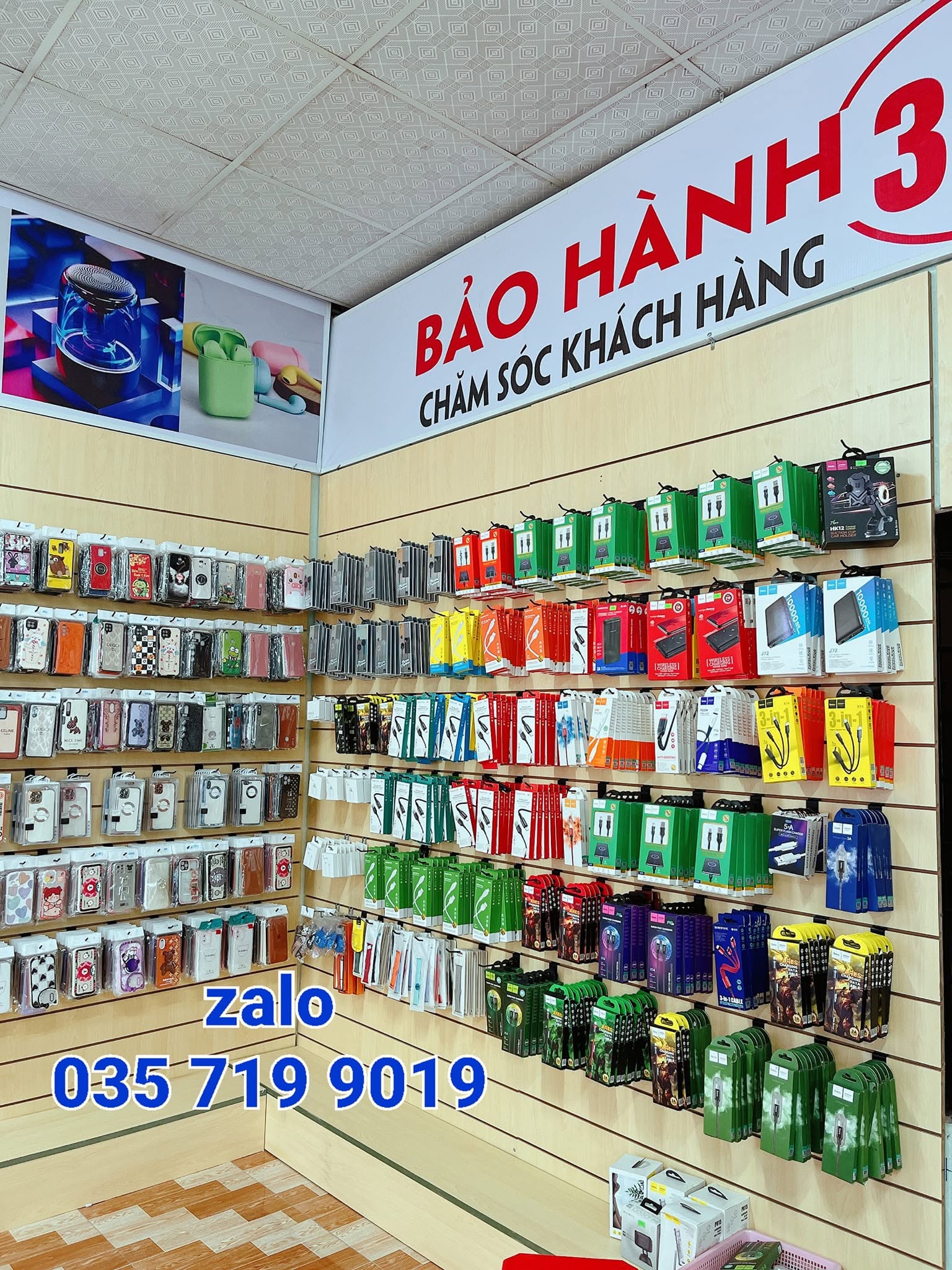 Ứng dụng tấm kệ Slatwall trưng bày phụ kiện trong cửa hàng điện thoại - Tối ưu, linh hoạt