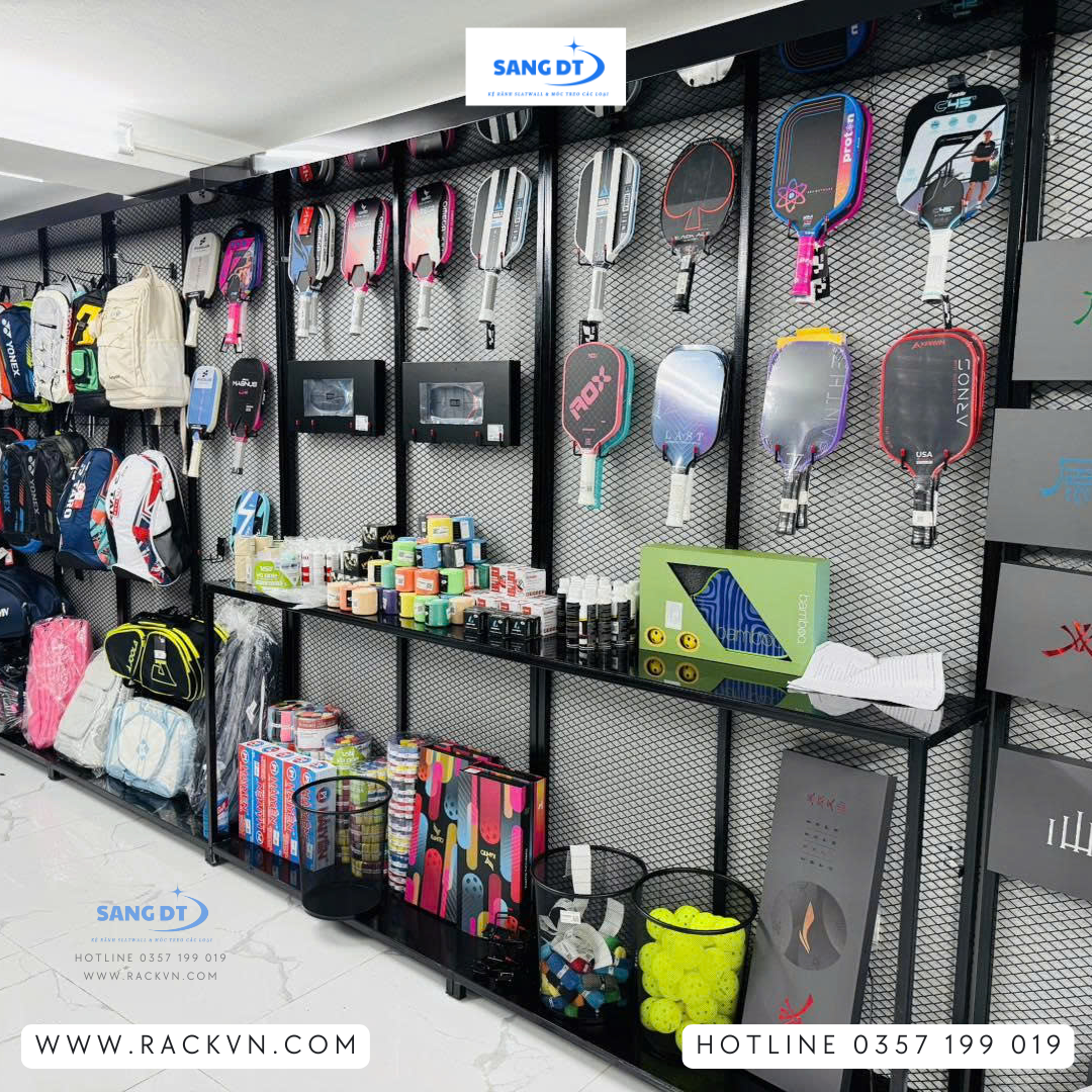 Giải pháp trưng bày vợt pickleball tiết kiệm với kệ lưới và móc treo chuyên dụng