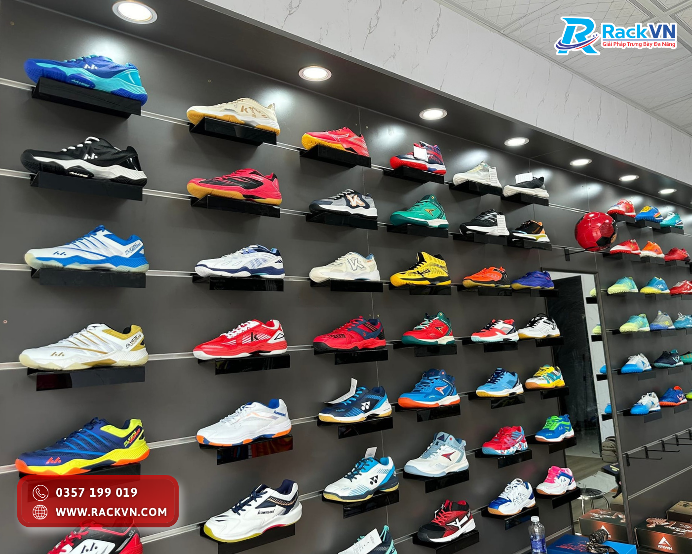 Kệ giày mica cài Slatwall – giải pháp linh hoạt cho shop