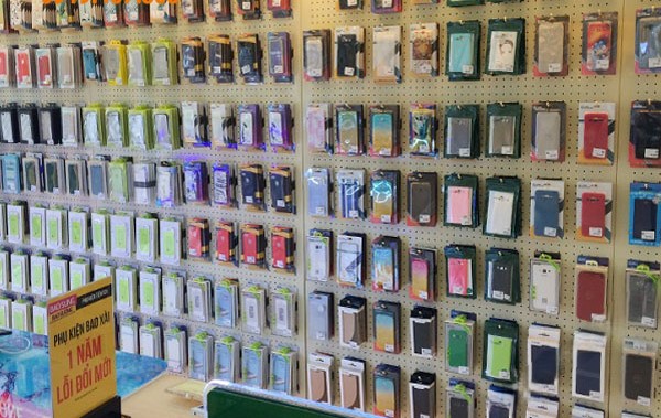 Slatwall hay kệ lưới, kệ tôn lỗ cho shop phụ kiện điện thoại?