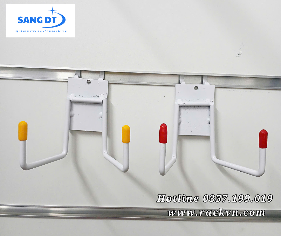 móc treo vợt pickleball/bóng bàn màu trăng cài kệ rãnh và kệ tôn lỗ.