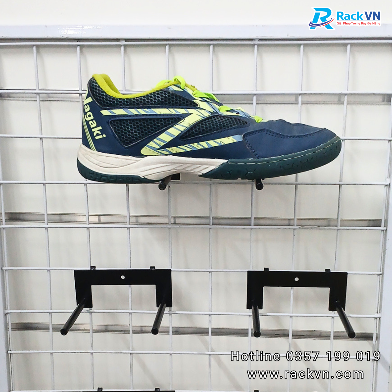 Kệ giày thanh U cài lưới – Giá đỡ giày trưng bày cho shop