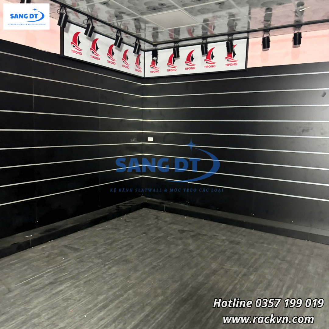 Hình thực tế sau lắp đặt Giải pháp kệ rãnh RackVN cho thương hiệu giày dép Tipino tối ưu trưng bày