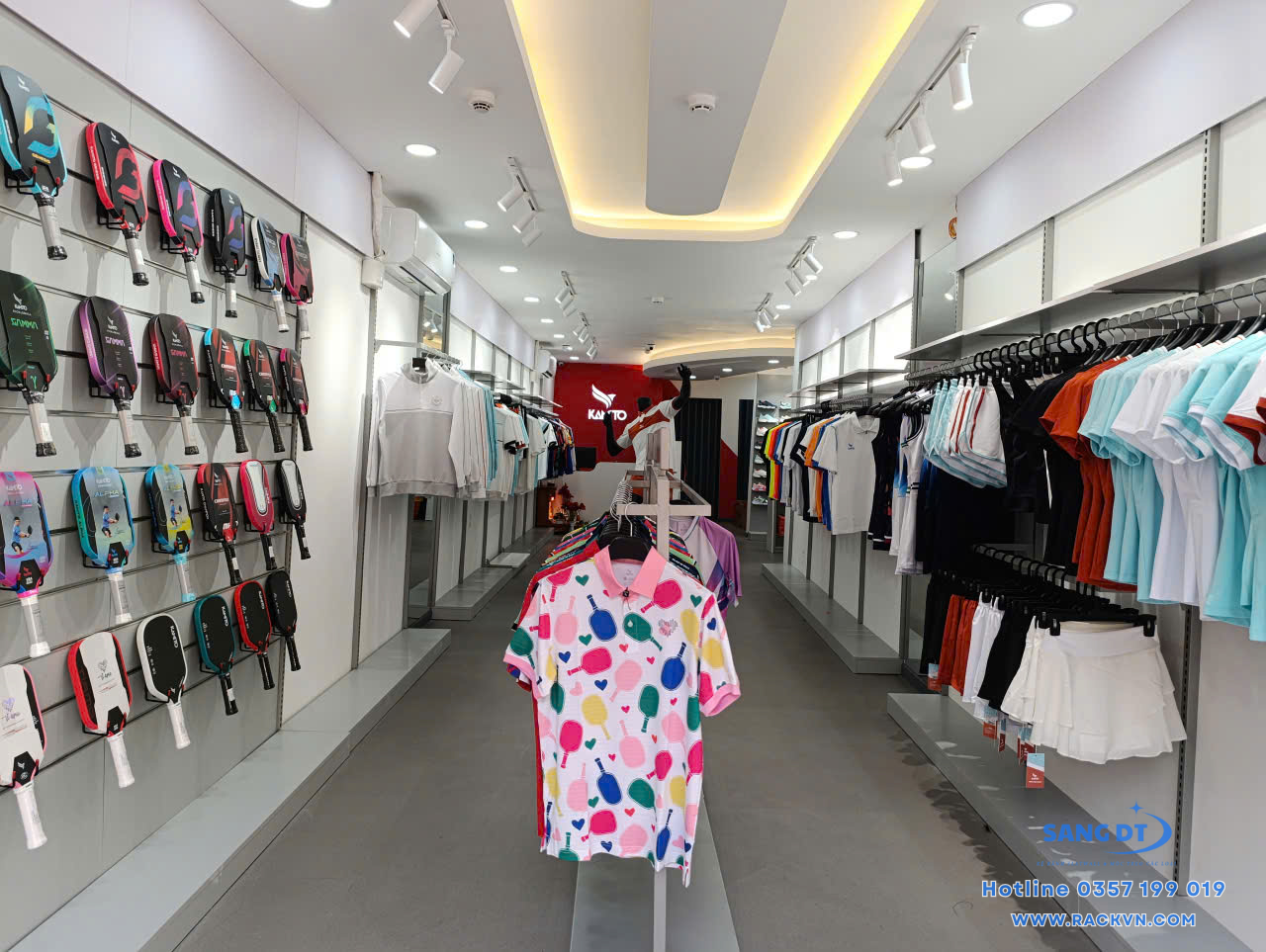 Kệ trưng bày đặt sàn tại trung tâm shop